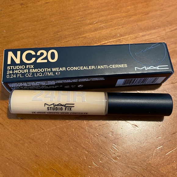 MAC Studio Fix 24-Hour Smooth Wear Concealer NC20 - Picture 2 of 12